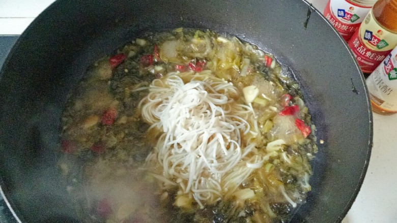 酸菜肥牛,加入适量清水煮开,放入<a style='color:red;display:inline-block;' href='/shicai/ 552'>年糕</a>煮2分钟,加入金针菇