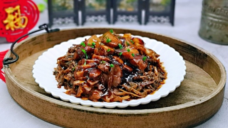 梅干菜烧肉,将汤汁倒入锅中,加入<a style='color:red;display:inline-block;' href='/shicai/ 734'>腐乳</a>炒至均匀,用水淀粉勾芡,至粘稠关火,将芡汁淋在五花肉上即可。