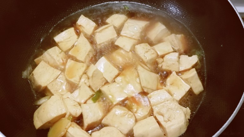 海参烧豆腐,添加适量清水,大火烧开。