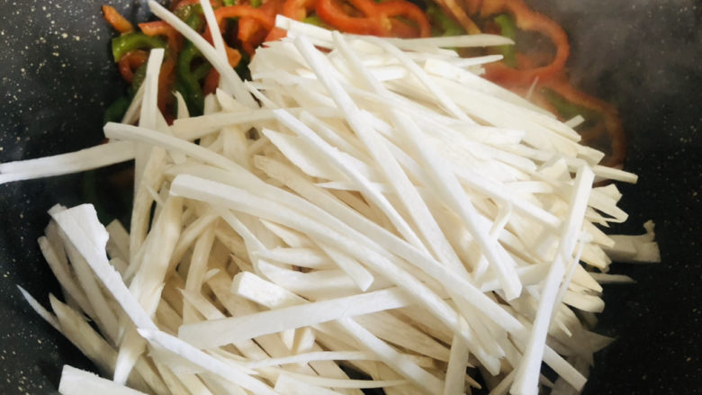 比肉还好吃的青椒杏鲍菇,待青椒丝变软,加入杏鲍菇。