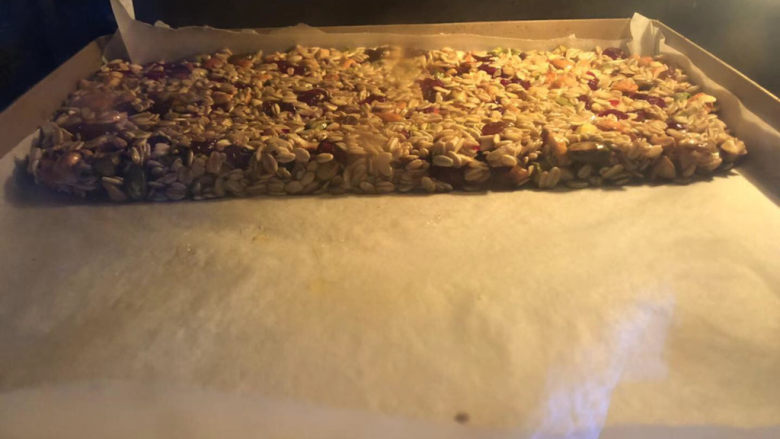 燕麦棒,送入烤箱170度烤18分钟左右,表面焦黄即可。
