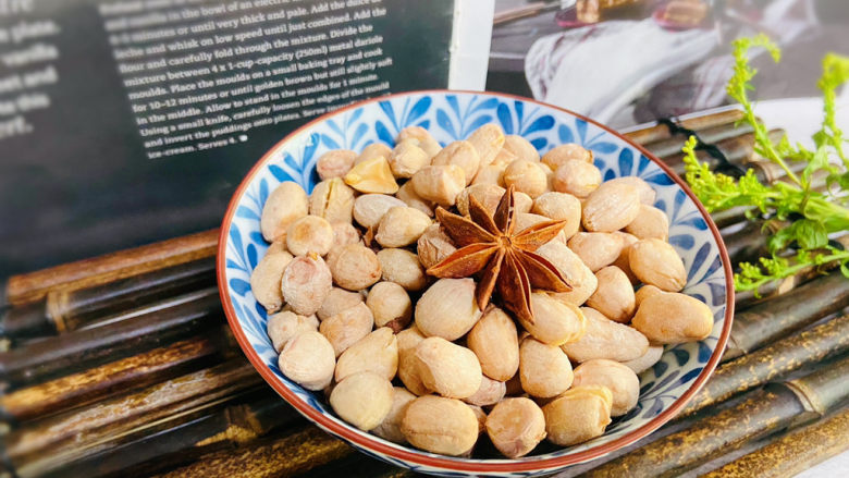 盐焗花生米,盐焗花生米能下酒当零食,用盐炒,比用油炸更健康。