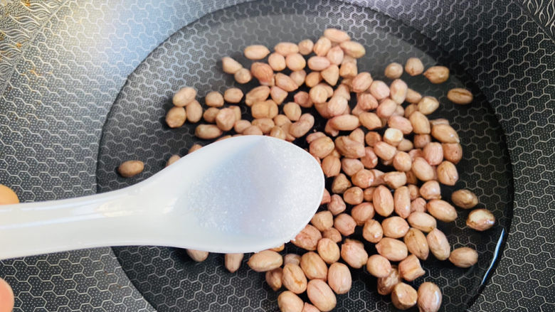 盐焗花生米,锅中加入清水放入花生米,加入一勺盐