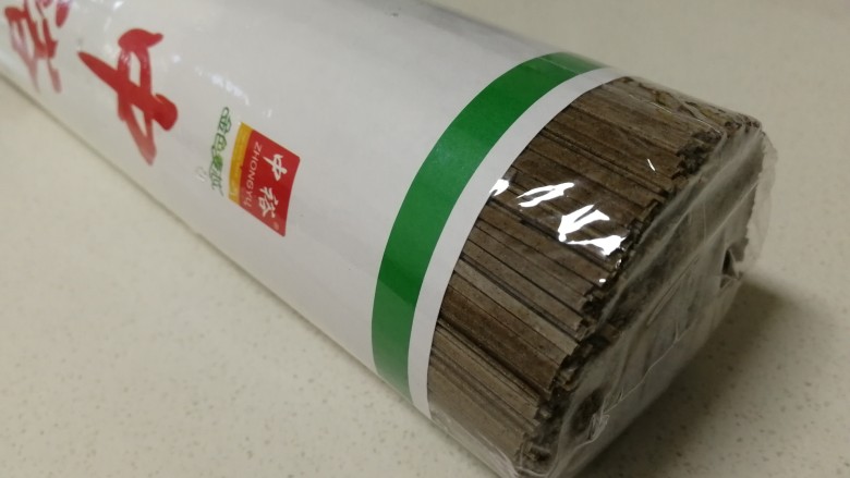 酸辣荞麦面,荞麦降血脂、降胆固醇,对高血压和心脏病有防治作用。常吃有易健康。