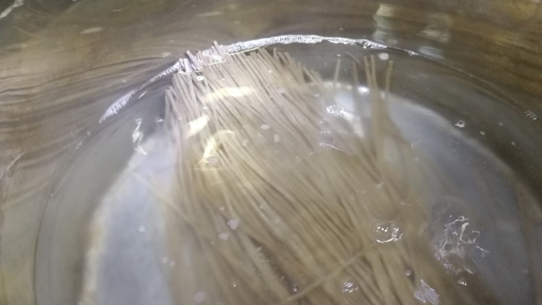 酸辣荞麦面,水开放入荞麦面,它还含有丰富的磷,铁,镁。所含的食物纤维是平常米和面的八倍之多,有很好的润肠作用,还对肥胖症有易。