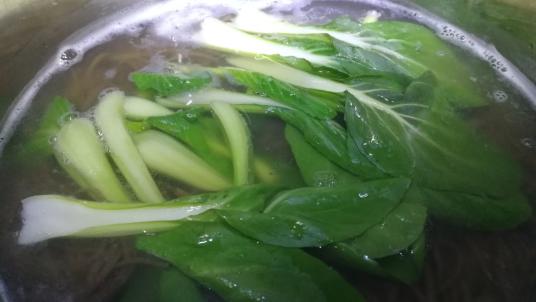 酸辣荞麦面,面快煮好的时候,放入小油菜烫熟。