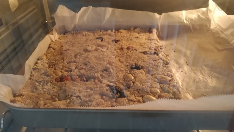 燕麦棒,压紧放入烤箱中层,170度烤25分钟。