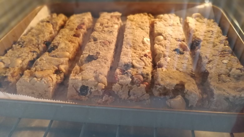 燕麦棒,切块后,170度再烤8分钟。