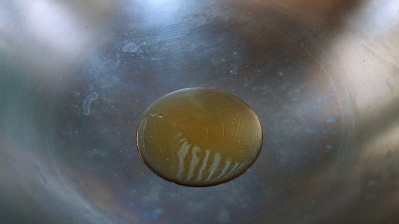 酸菜肥牛,热锅凉油,小火烧热,去掉生油味儿