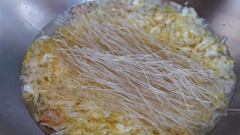 酸菜肥牛,开锅后加入红薯粉,继续中火煮