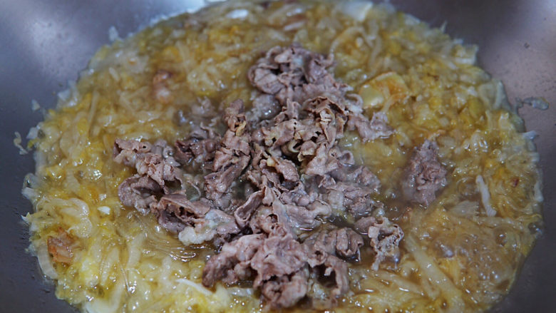 酸菜肥牛,放入焯好水的牛肉卷,再次煮滚即可关火,撒上香葱碎