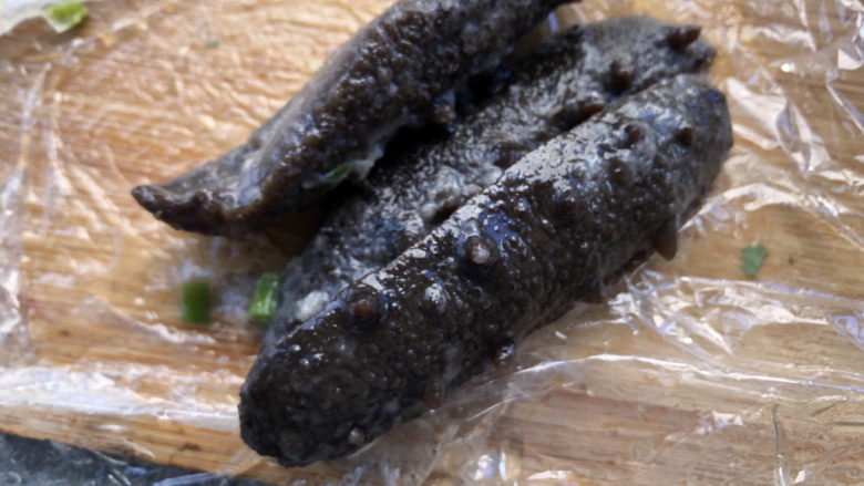 海参烧豆腐,海参是之前就泡发好冰箱冷冻的,取出解冻。