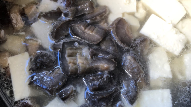 海参烧豆腐,放入海参,小火慢炖几分钟。