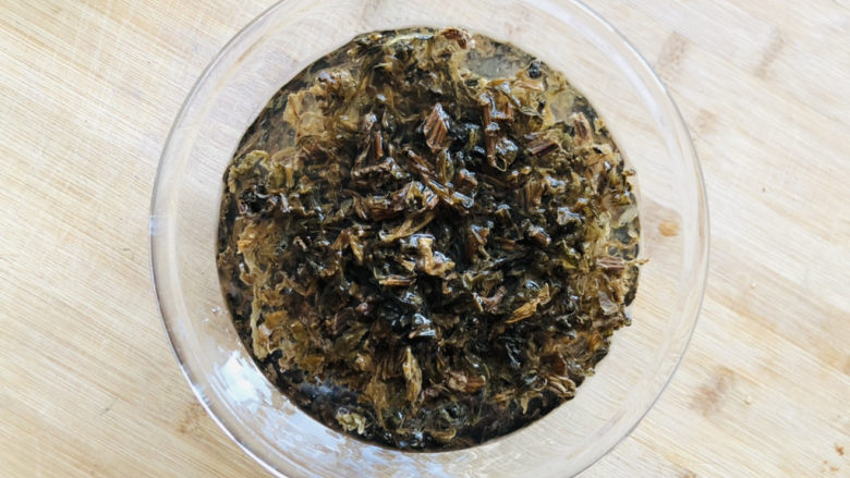 梅干菜烧肉,<a style='color:red;display:inline-block;' href='/shicai/ 707'>梅干菜</a>先用清水浸泡15分钟,泡完后再用清水冲洗两遍。