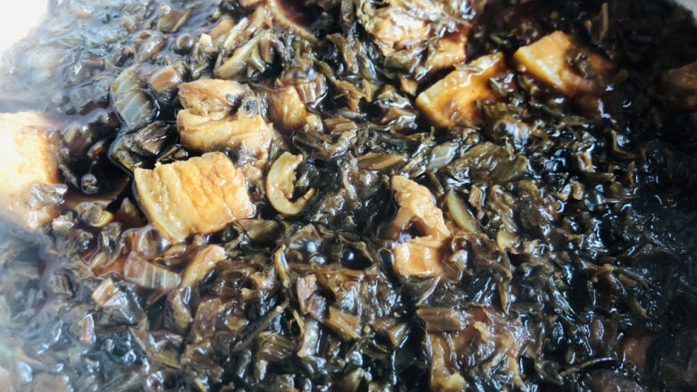 梅干菜烧肉,倒入适量热水,大火烧开后转中小火慢炖40分钟左右。
