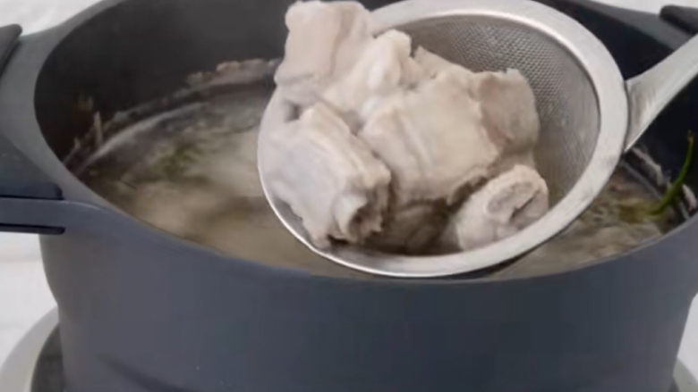 排骨糯米饭,再煮1分钟后捞出排骨,再次清洗干净