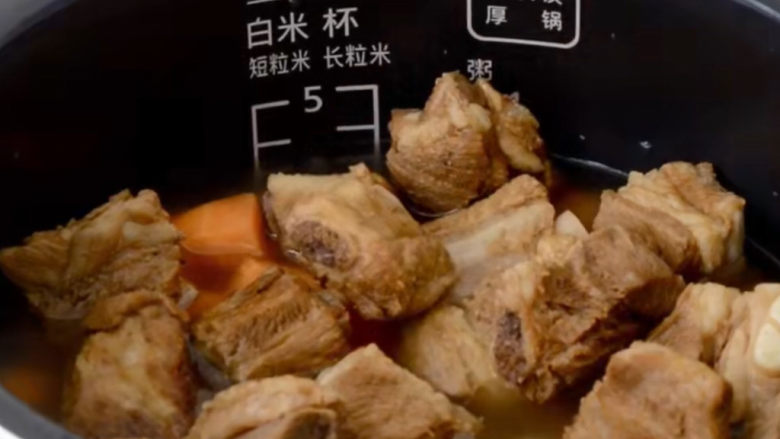 排骨糯米饭,排骨用一些酱油、盐腌制后,码放在表面