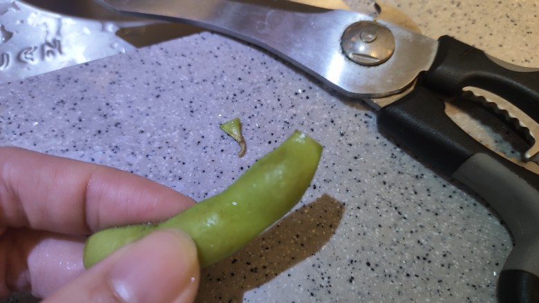盐水毛豆,用剪刀剪掉两头,更易熟也方便入味