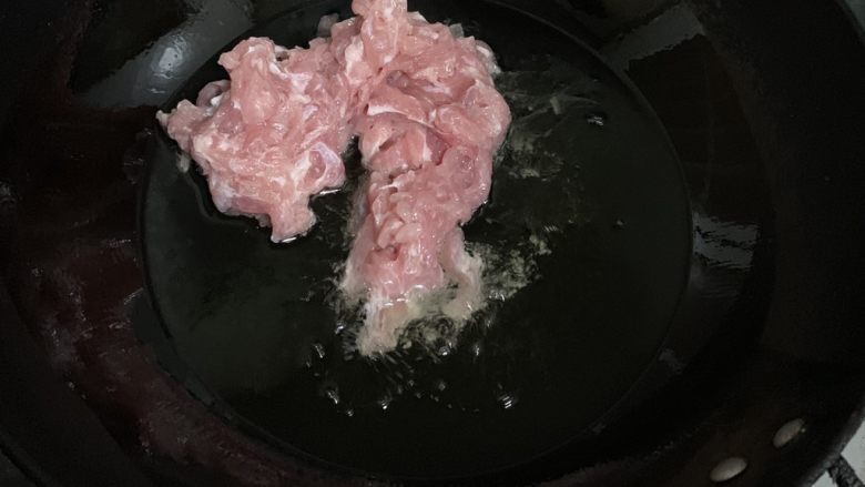 三丝炒肉,倒入肉丝。