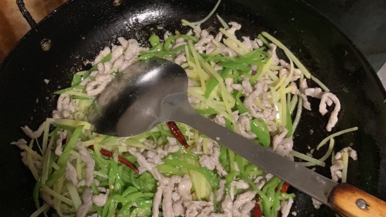 三丝炒肉,翻炒均匀。
