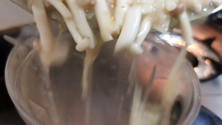 奶油蘑菇浓汤,煮至浓稠,倒入破壁机打成糊
