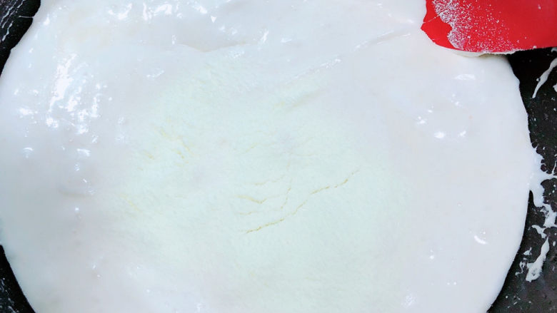 芝麻花生糖,加入<a style='color:red;display:inline-block;' href='/shicai/ 1124'>奶粉</a>,搅拌均匀。