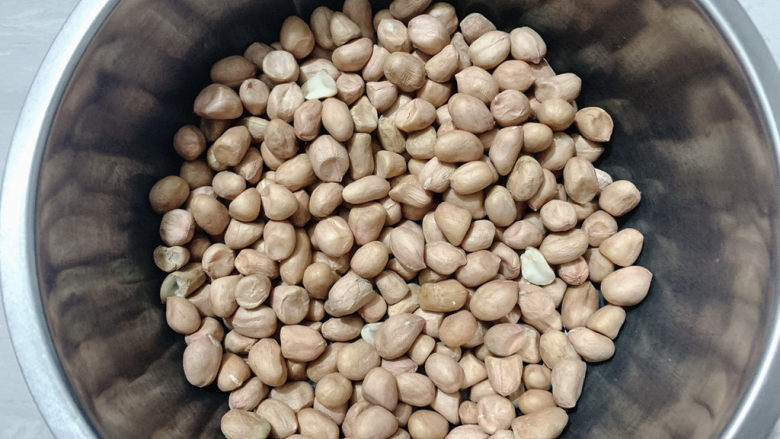 盐焗花生米,主要食材如图所示示意,准备带红膜的生花生。