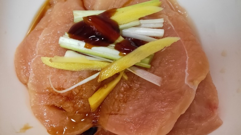 烤鸡排,然后放入生抽,耗油,<a style='color:red;display:inline-block;' href='/shicai/ 718'>料酒</a>,盐,胡椒粉,豪吉麻辣川香汁,葱,姜腌制2小时以上