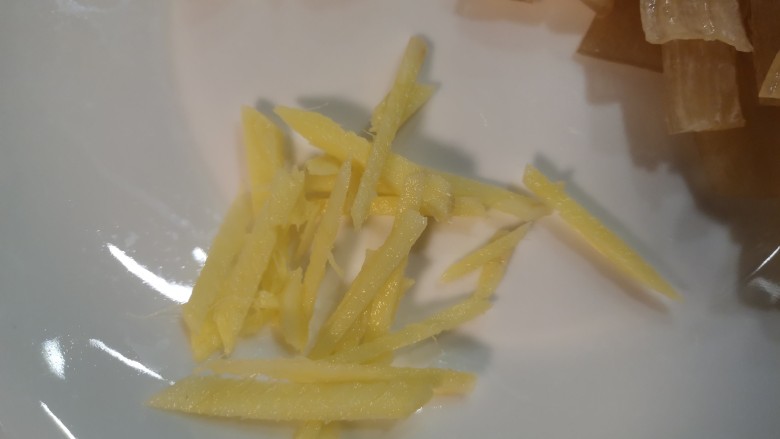 酸菜肥牛,<a style='color:red;display:inline-block;' href='/shicai/ 2800'>生姜</a>切丝。