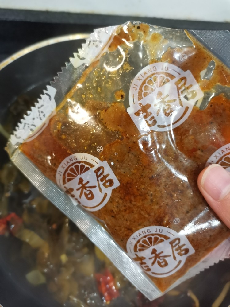 酸菜肥牛,加入少量酸菜鱼的酱料。