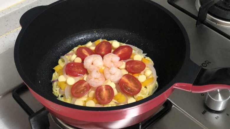 虾仁面条披萨,然后把甜椒和洋葱撒在面条饼上,再把小番茄和鸡肉肠摆上去,然后放上虾仁。