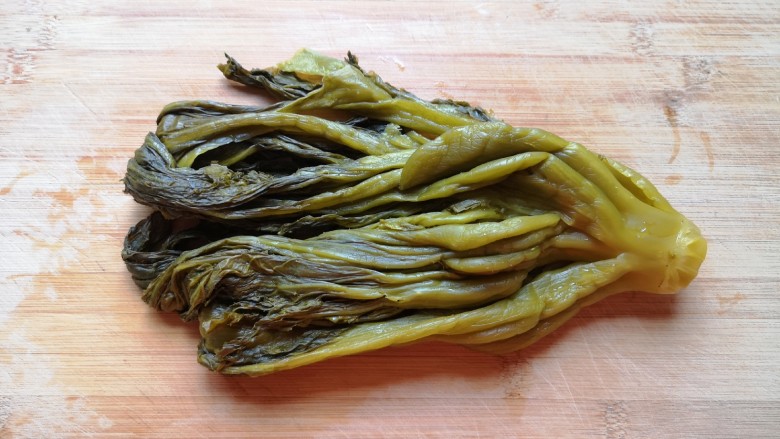 酸菜肥牛,<a style='color:red;display:inline-block;' href='/shicai/ 3361'>酸菜</a>用水浸泡半小时左右,捞出挤干水分。