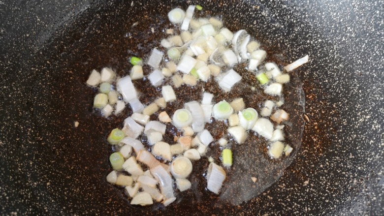 红烧萝卜,炒锅内倒适量的食用油烧热,下入葱姜蒜炒香。