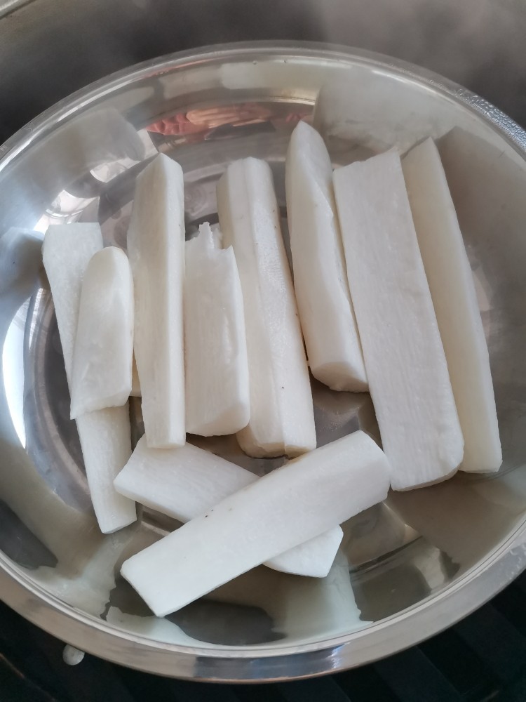 蓝莓酱浇菜山药,铁棍山药去皮(记得带手套不然手会痒)切段上锅蒸25分钟