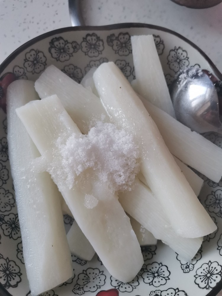 蓝莓酱浇菜山药,蒸熟后倒掉水分爱吃甜的放两勺白砂糖,用勺子捣成山药泥