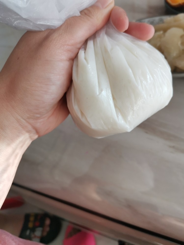 蓝莓酱浇菜山药,装入裱花袋,我就用食品袋装的