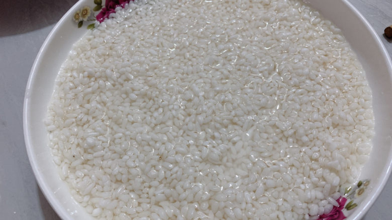 排骨糯米饭,将洗净的米,平铺在可蒸制的米饭之上。