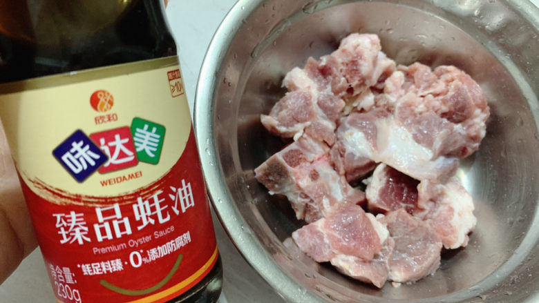 排骨糯米饭,排骨切成小块洗净,加2勺蚝油