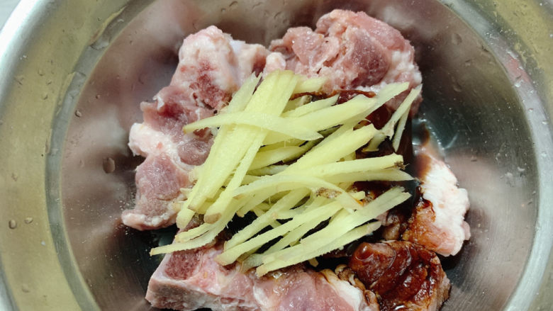 排骨糯米饭,加入姜丝,然后抓匀入味