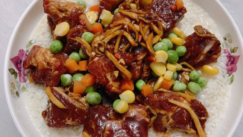 排骨糯米饭,多余的腌制排骨的料汁和姜丝,也要加到其中。