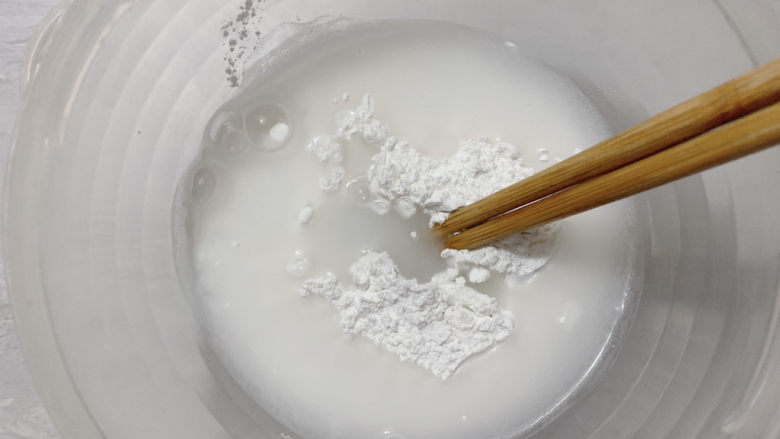 紫薯糯米糍,然后加适量清水进行揉搓,揉搓成面团的过程中,太稀会粘手记得少量加粉调整,太干不粘,记得少量加水调整。