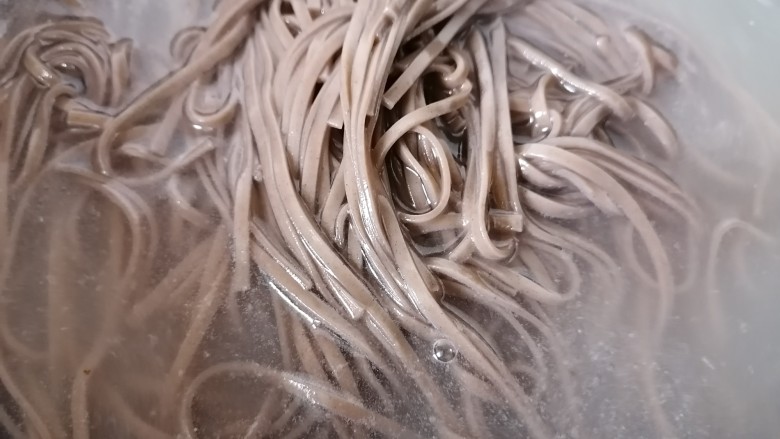 酸辣荞麦面,将荞麦面煮熟,中间加几次冷水以免粘黏
