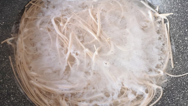 酸辣荞麦面,用筷子搅散,烧开以后转小火煮5分钟。