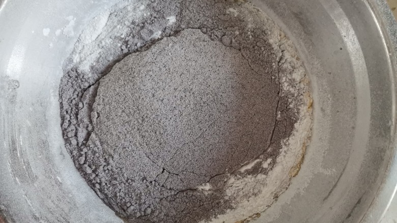 粗粮黑米蒸糕(少油少糖),再筛入所有粉类