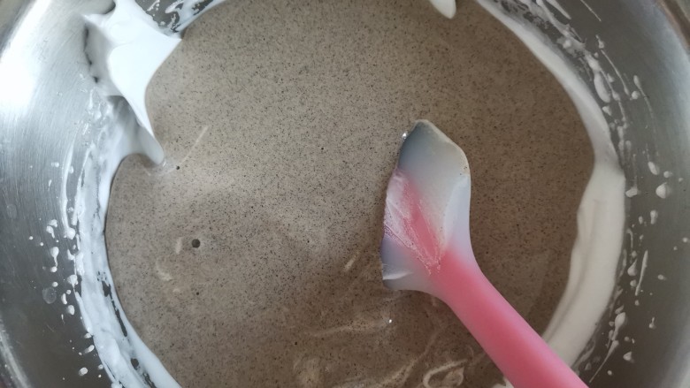 粗粮黑米蒸糕(少油少糖),再把翻拌的的黑米糊倒入蛋白霜里同样的手法翻拌均匀