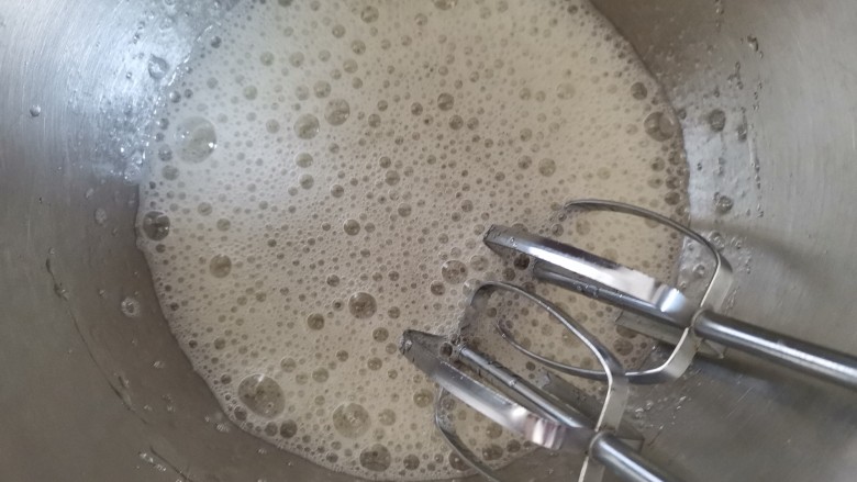 粗粮黑米蒸糕(少油少糖),再来处理蛋白,打蛋器开高速打到鱼眼粗泡泡时加入1/3白糖(第一次)