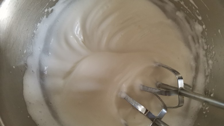 粗粮黑米蒸糕(少油少糖),继续打发至出现明显纹路时加入最后1/3的白砂糖