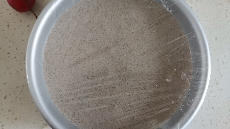 粗粮黑米蒸糕(少油少糖),包入保鲜膜,用牙签扎几个孔