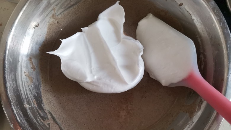 粗粮黑米蒸糕(少油少糖),取1/3的蛋白霜到黑米糊里翻拌均匀