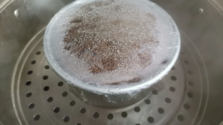 粗粮黑米蒸糕(少油少糖),放入蒸锅(提前烧开水)中火蒸40分钟,蒸好焖5分钟